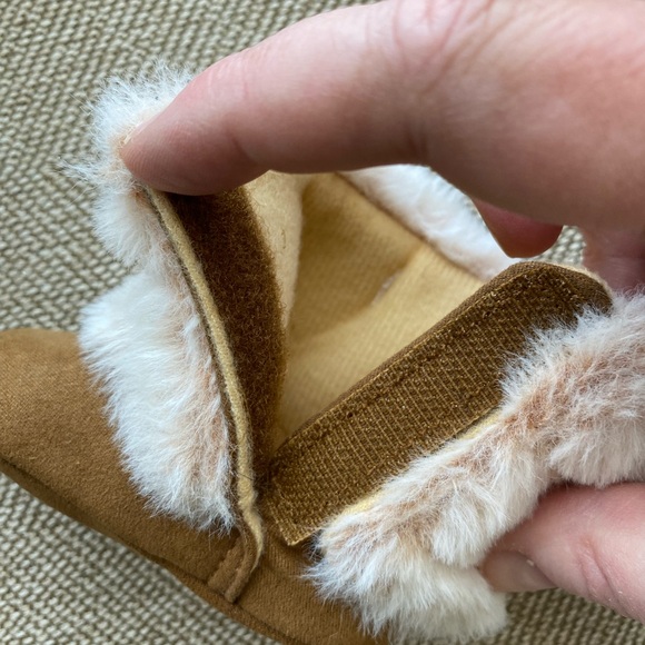 Infant Faux Fur Soft Sole Booties. Tan Brown W/Cream Colored Fur. Size 3-6 M. - Picture 7 of 12